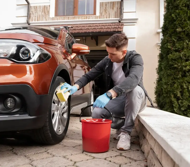 Lavage auto à domicile Gellainville : professionnel intervenant sur un véhicule